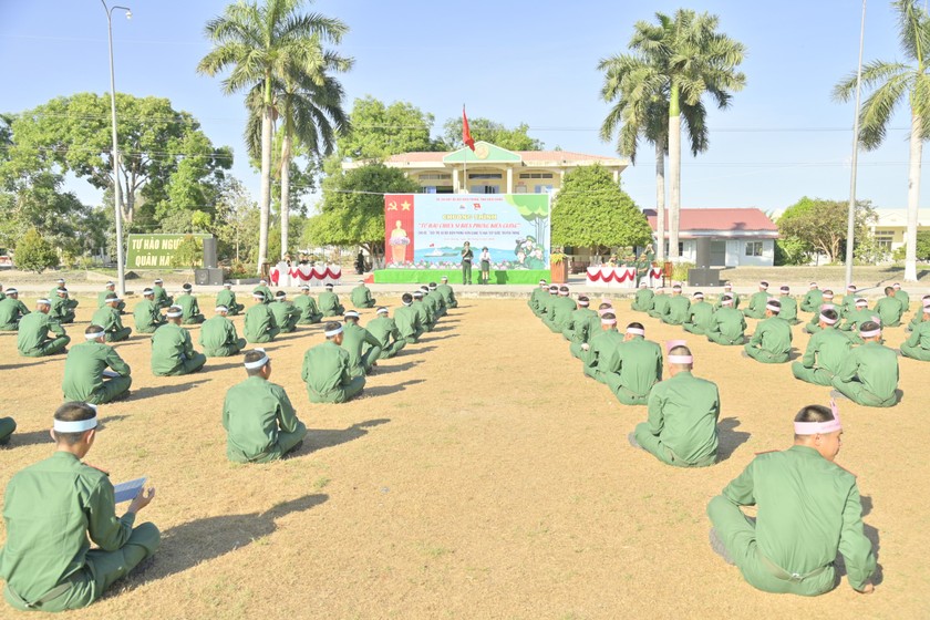 Toàn cảnh không khí sân chơi chiến sĩ: “Bộ đội Biên phòng Kiên Giang tự hào tiếp bước truyền thống”.