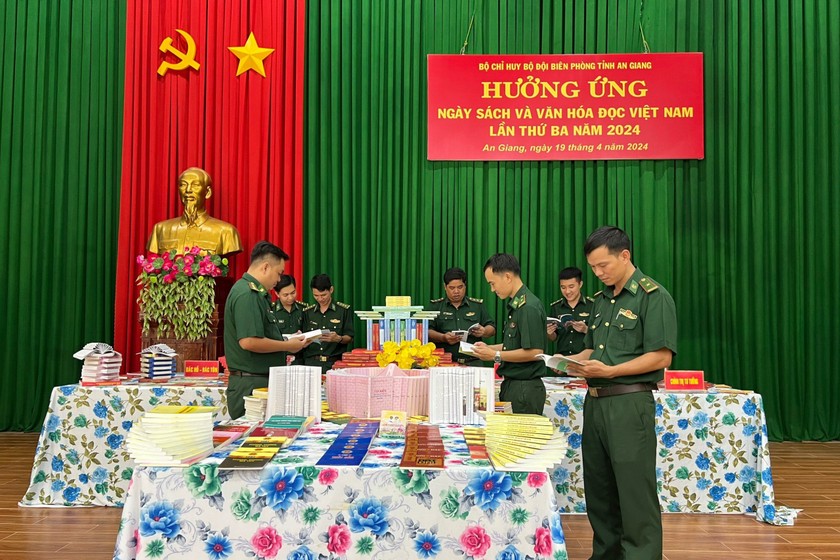 Sôi nổi Ngày sách và văn hóa đọc Việt Nam với cán bộ, chiến sĩ BĐBP tỉnh An Giang