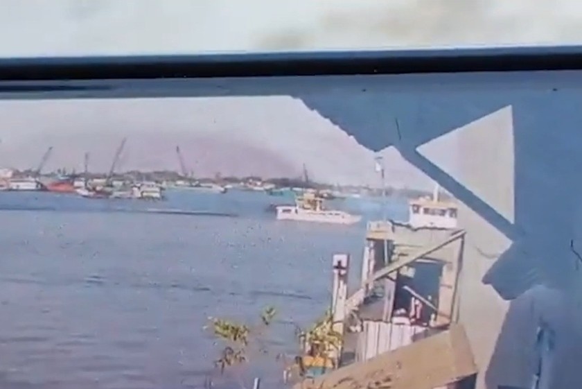 Tàu chở khách nước ngoài va chạm phà ở An Giang, 3 người bị thương nặng