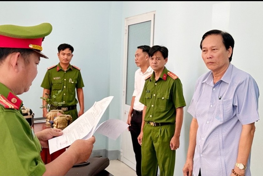 Cơ quan Cảnh sát điều tra Công an tỉnh An Giang tống đạt các Quyết định và Lệnh bắt tạm giam bị can Đào Văn Ngọc.